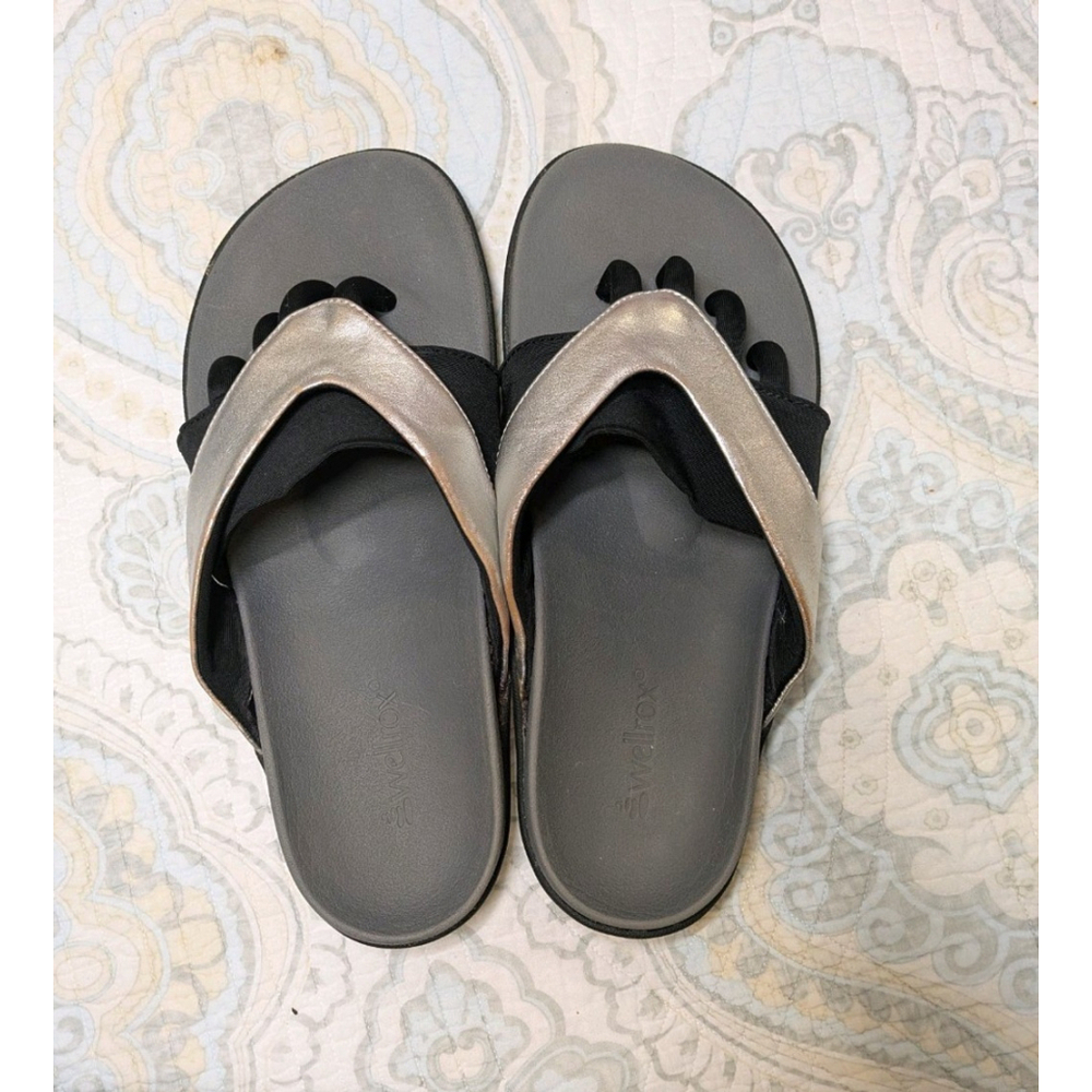 Wellrox Women's Evo-Grasp SilverYoga Sandals, Size 10 Flip Flops
